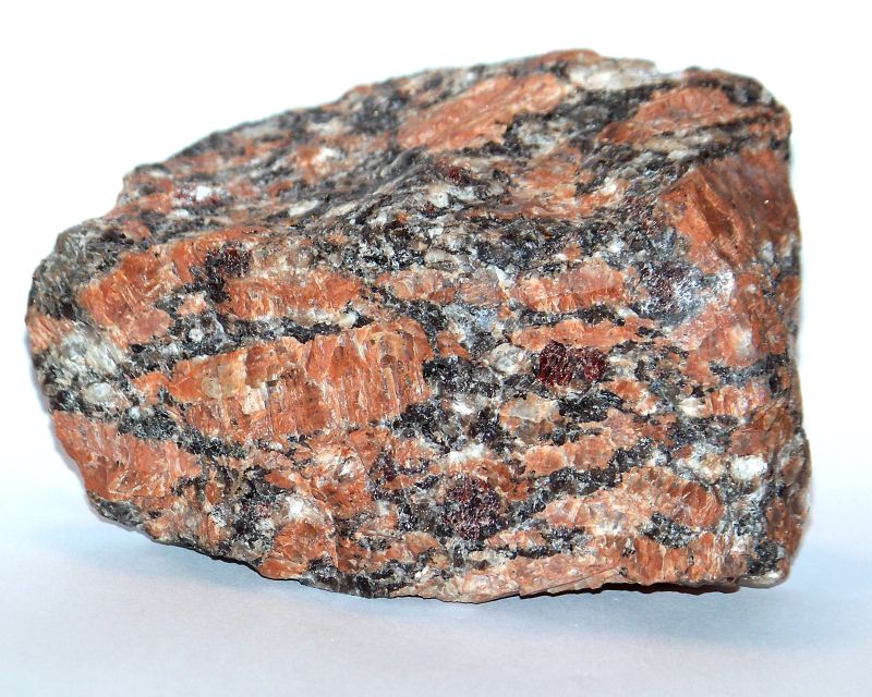 https://upload.wikimedia.org/wikipedia/commons/4/49/Granit_fluidalny_z_granatami.jpg