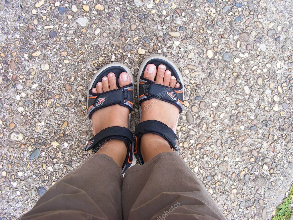 https://st2.depositphotos.com/2320501/5895/i/950/depositphotos_58958669-stock-photo-feet-on-ground.jpg