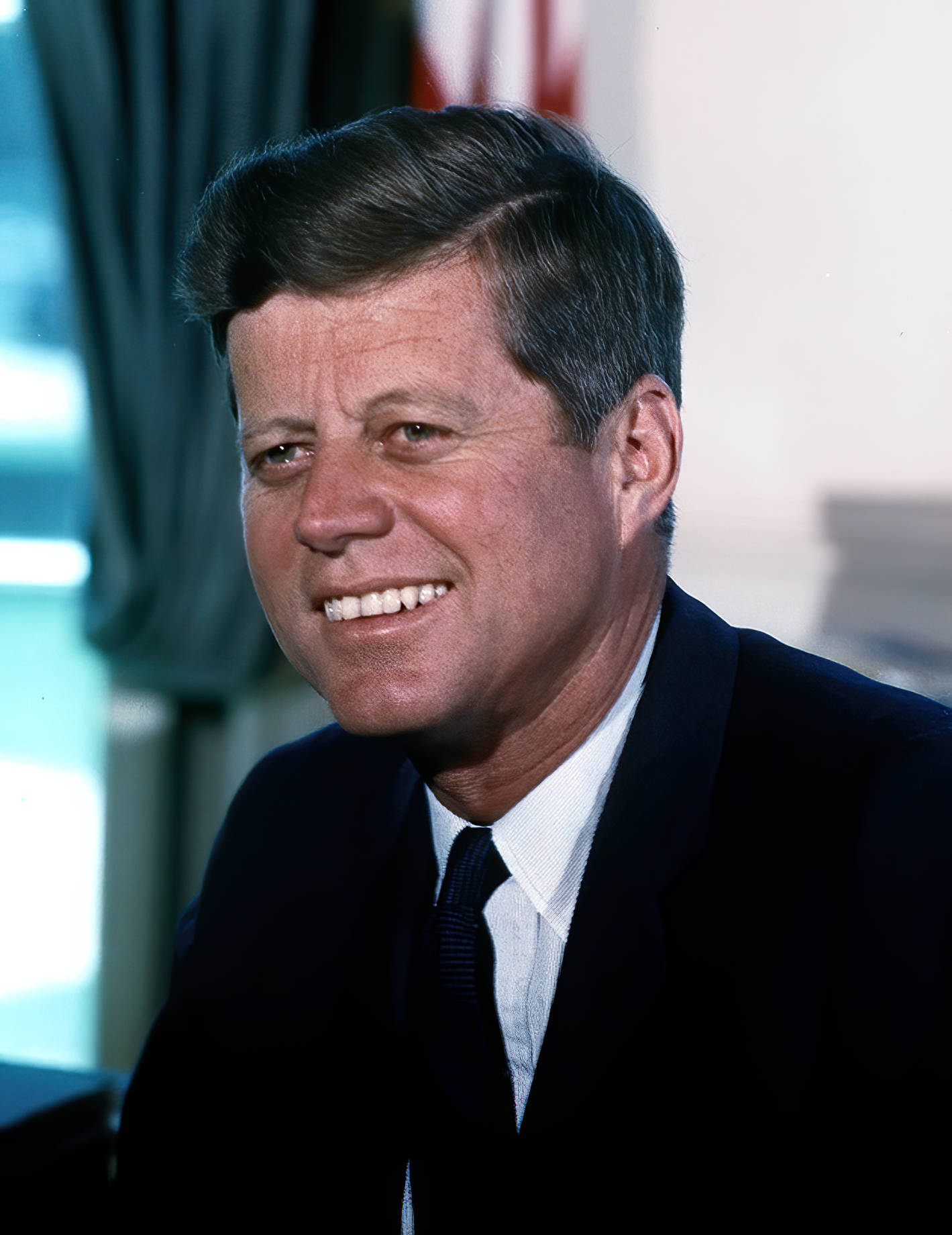https://upload.wikimedia.org/wikipedia/commons/c/c3/John_F._Kennedy%2C_White_House_color_photo_portrait.jpg