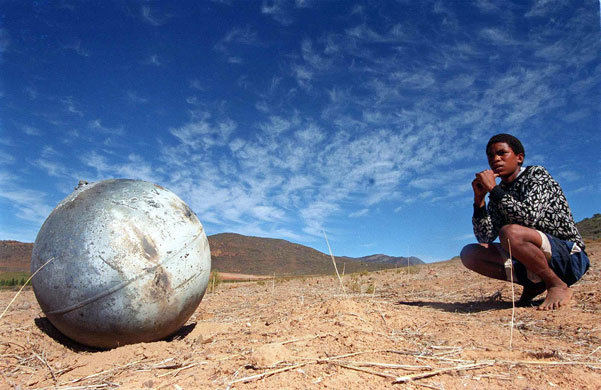 http://paranormal-news.ru/001/7/Space-debris-A-metal-ball-001.jpg