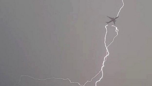 https://ichef.bbci.co.uk/news/624/cpsprodpb/471F/production/_91970281_lightning2.jpg