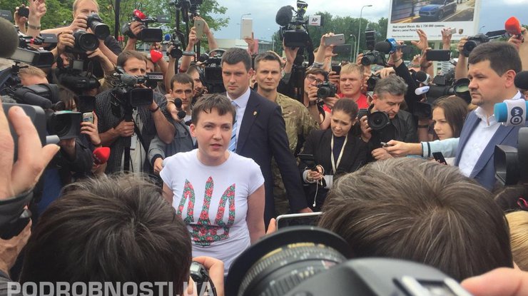 http://podrobnosti.ua/media/pictures/2016/5/25/thumbs/740x415/savchenko-ozvuchila-svoi-pervye-shagi-v-verhovnoj-rade_rect_6144ae2413bb01544c3b88fc297fe289.JPG