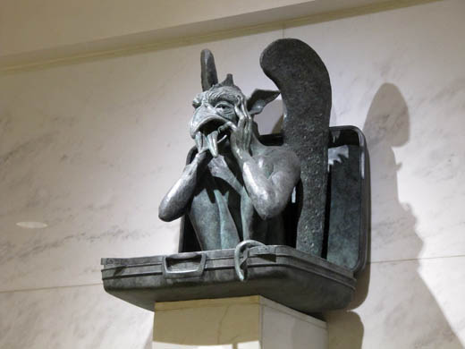https://indeep.jp/wp-content/uploads/2016/04/denver-gargoyles-airport-005.jpg