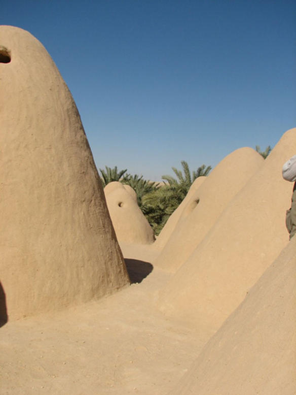 https://upload.wikimedia.org/wikipedia/commons/8/89/Awjila_%28Libia%29_-_The_Mosque_of_Atiq.jpg