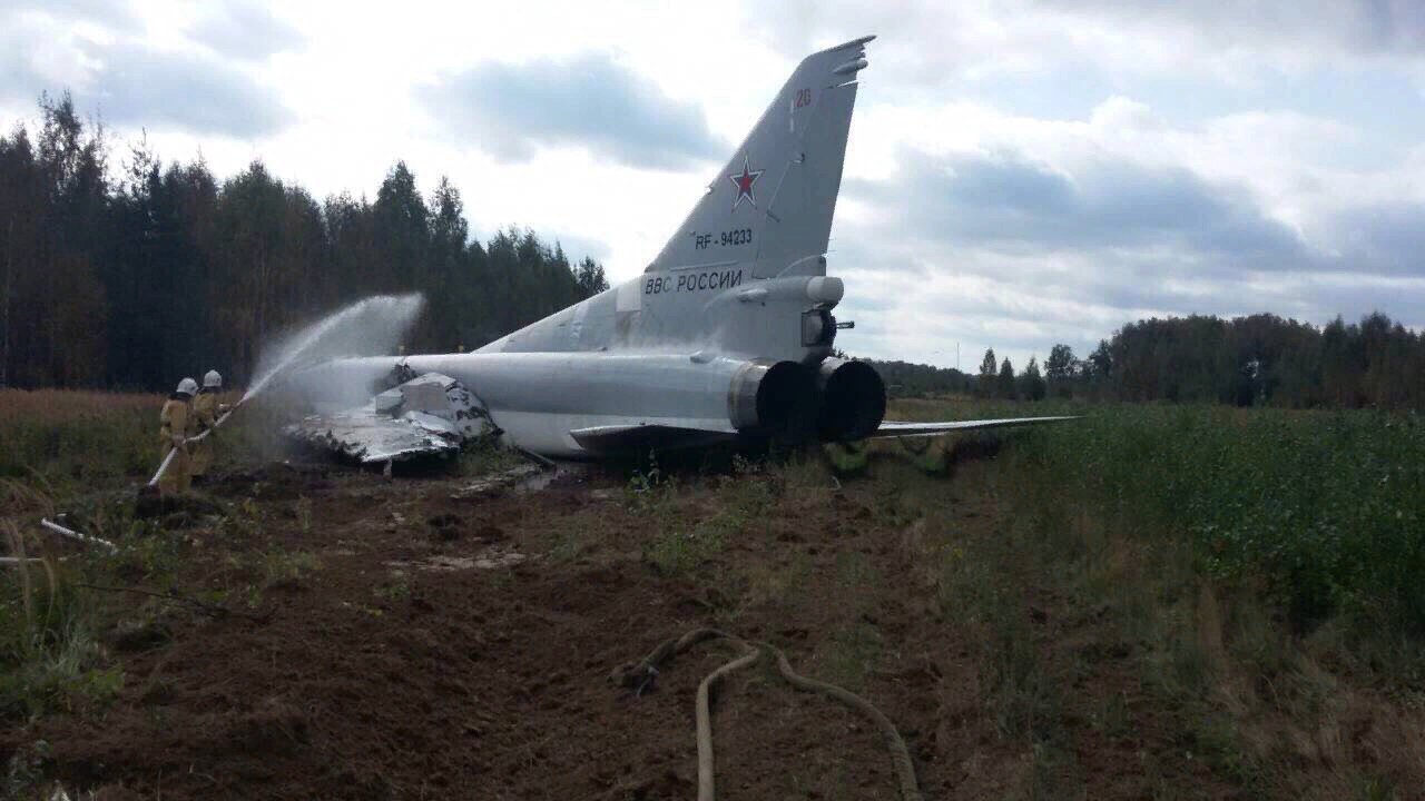 https://i2.wp.com/theaviationist.com/wp-content/uploads/2017/09/Tu-22-crash-landing-Zapad.jpg