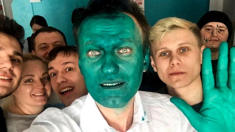 https://ichef.bbci.co.uk/ace/ws/800/cpsprodpb/5085/production/_95331602_greennavalny.jpg