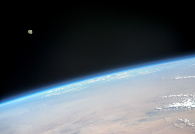 https://i.ibb.co/hMkbBVS/moonearth.jpg