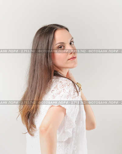 https://prv2.lori-images.net/krasivaya-devushka-vpoloborota-0002713742-preview.jpg