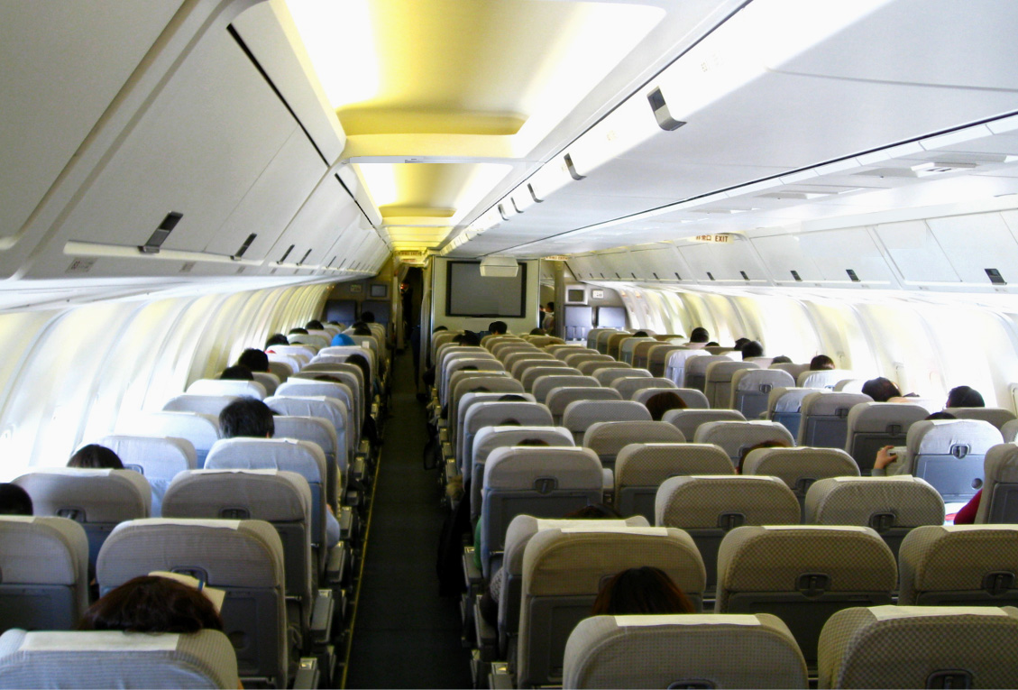 https://upload.wikimedia.org/wikipedia/commons/a/a7/Japan_Airlines_767-300_Economy_cabin.jpg