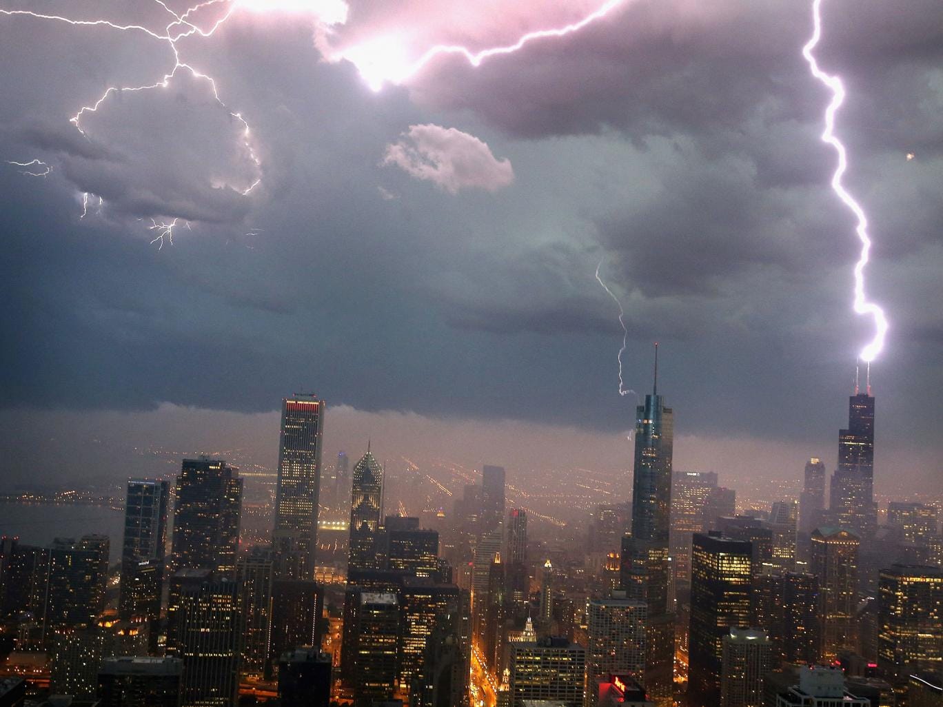 http://static.independent.co.uk/s3fs-public/styles/story_large/public/thumbnails/image/2016/03/15/15/Dubai-floods.jpg