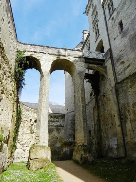 http://tut1.ru/uploads/posts/2014-08/1408359185_zamok-breze-franciya_8.jpg