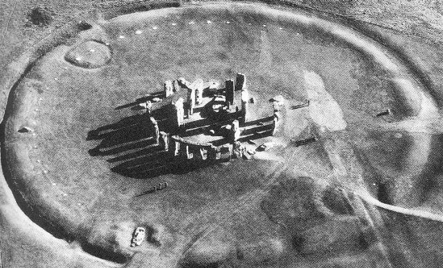 http://www.ccvalg.pt/astronomia/historia/pre_historia/stonehenge.gif