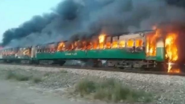 https://ichef.bbci.co.uk/news/624/cpsprodpb/162CB/production/_109472809_fire2.jpg