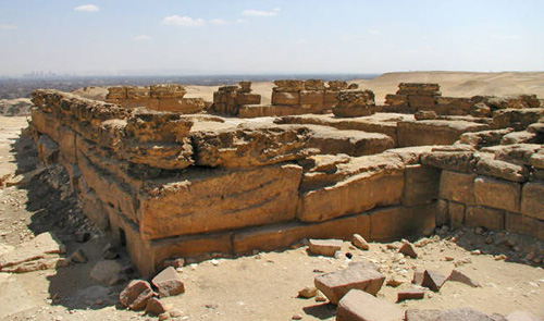 http://thepyramids.org/images/giza/351_005_03_pyramid_menkaure_mortuary.jpg