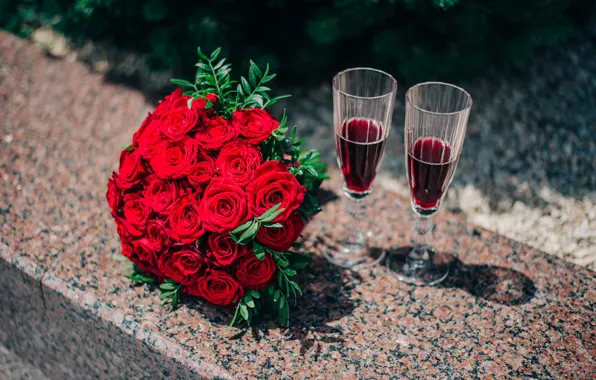 https://img4.goodfon.ru/wallpaper/big/8/6b/buket-rozy-tsvety-bokaly-vino.jpg