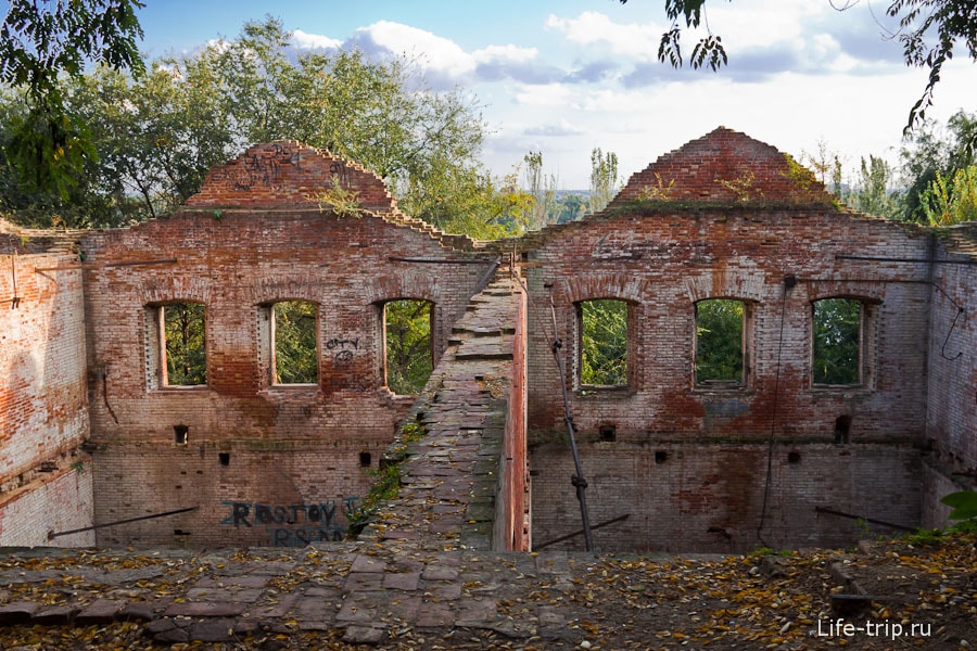 http://life-trip.ru/wp-content/uploads/2011/11/paramonovskie-sklady-16.jpg