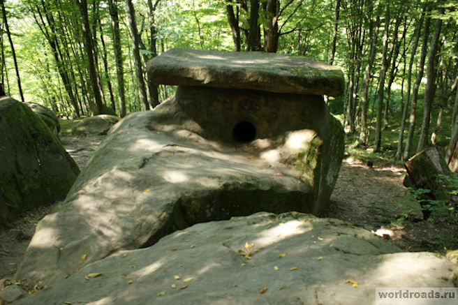 http://worldroads.ru/wp-content/uploads/2013/04/Dolmen-Blagopoluchiya-1.jpg