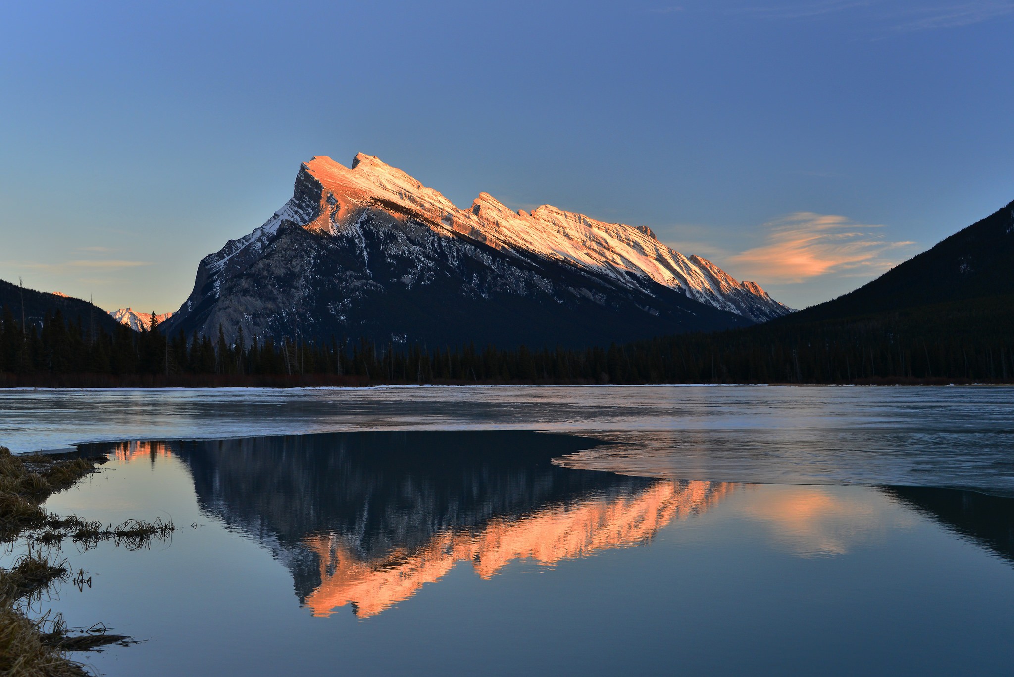 https://www.zastavki.com/pictures/originals/2015/Nature___Mountains_Capped_mountains_lit_by_the_sun_093874_.jpg