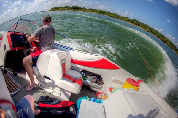 https://cameralabs.org/media/cameralabs/images/Tanya/December/Fisheye_Lens/boatTurn-600x399.jpg
