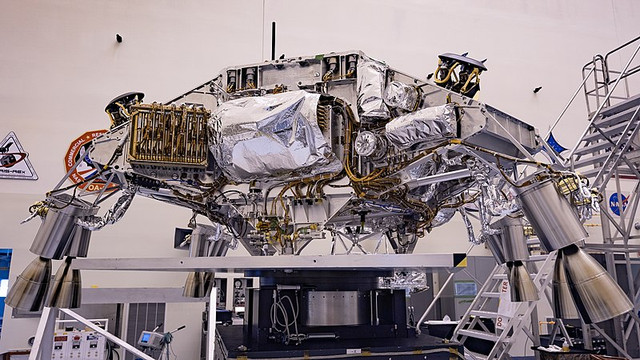 https://i.ibb.co/599mB7D/Engineers-perform-mass-properties-testing-on-the-rocket-powered-descent-stage-of-NASAs-Mars-Persever.jpg