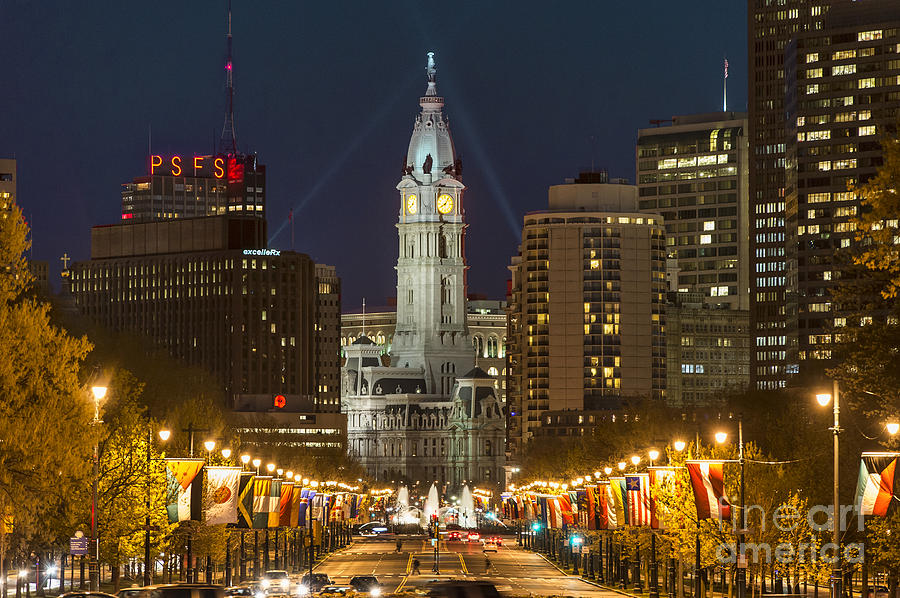 http://www.travelquotidiano.com/wp-content/uploads/2014/02/ben-franklin-parkway-and-city-hall-john-greim.jpg
